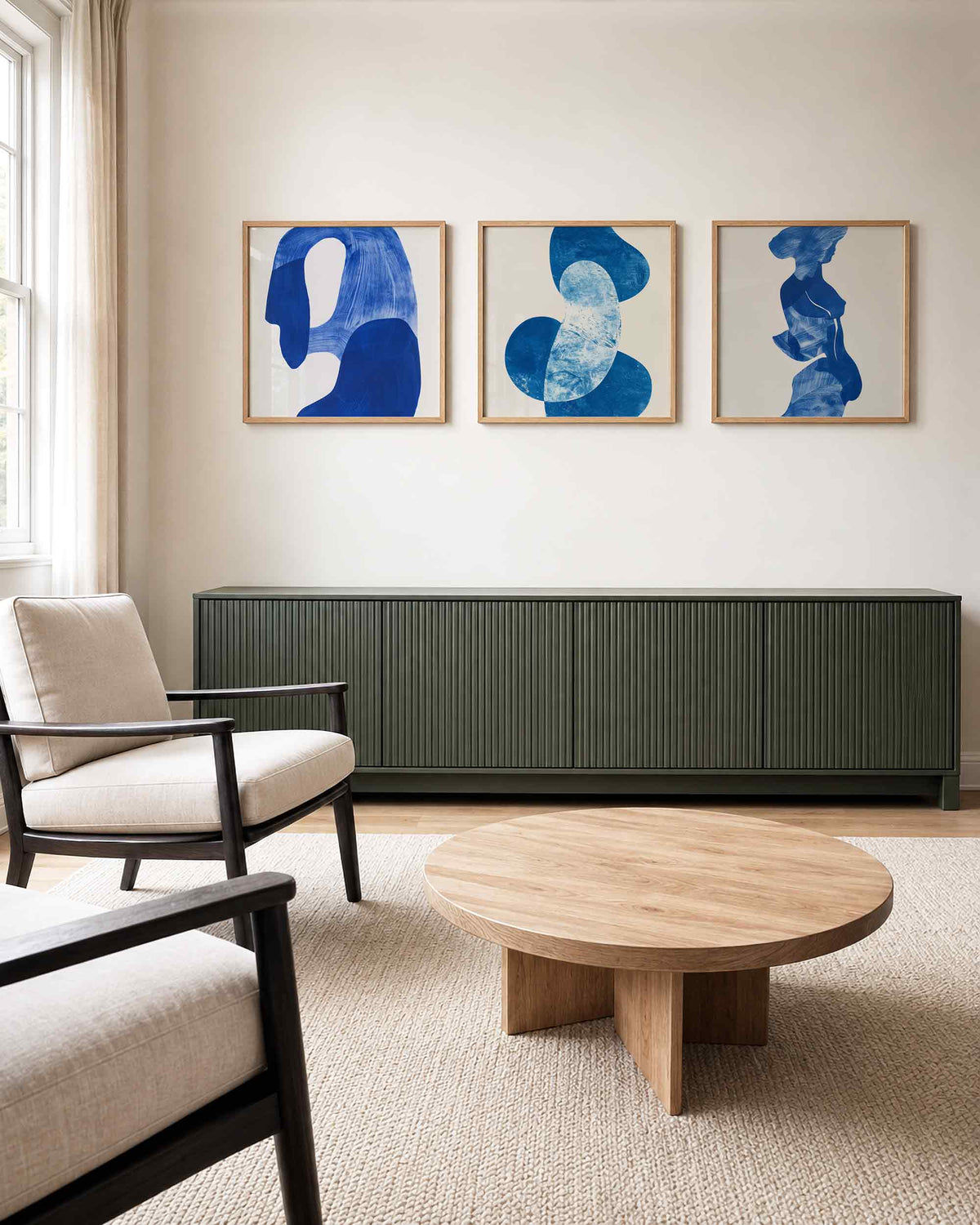 Interieurpresentatie van een driedelige vierkante posterset met blauwe abstracte figuren
