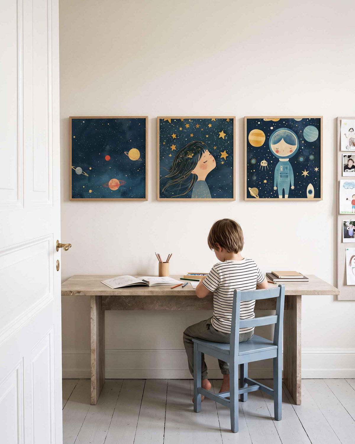 Interieurpresentatie van een driedelige vierkante posterset met ruimtefiguren