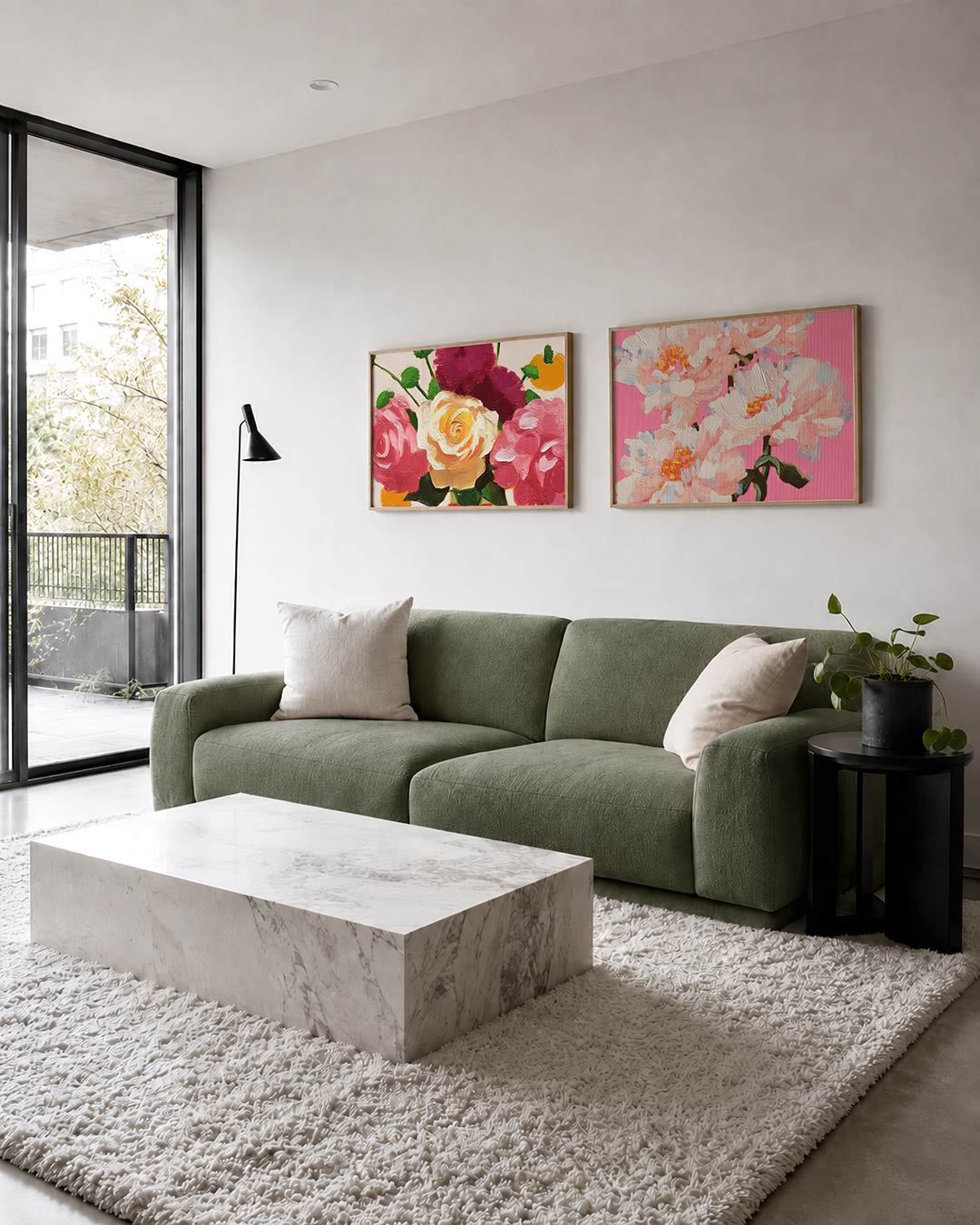 Twee liggende posters met een speelse verzameling van bloemen in roze, geel en groen, aan de muur in een interieur