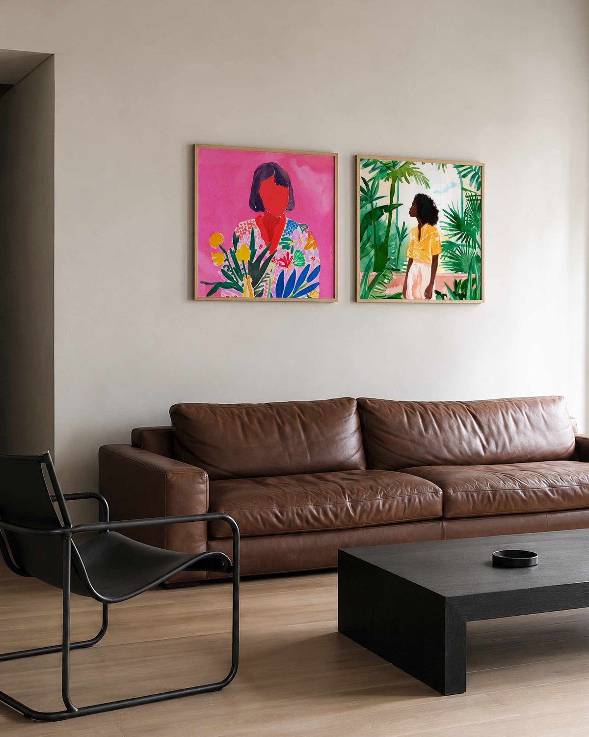 Interieurpresentatie van een tweedelige vierkante posterset met vrouwenportretten