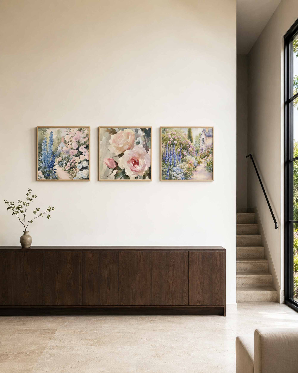 Interieurpresentatie van een driedelige vierkante posterset met bloementuin met huis