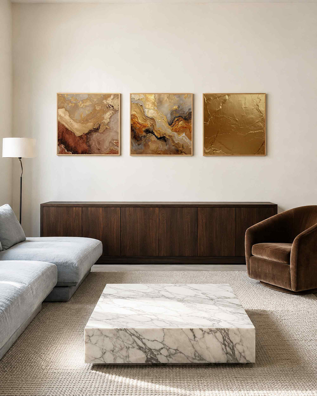 Interieurpresentatie van een driedelige vierkante posterset met goudbruine abstracte