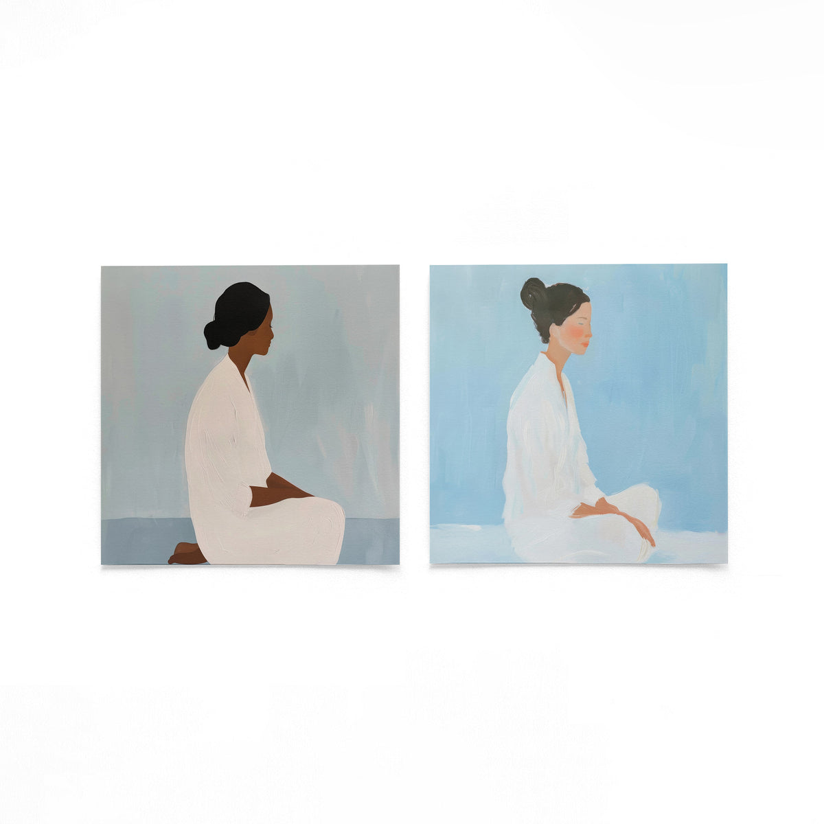 Twee vierkante posters met zittende vrouwen op een gebroken witte achtergrond