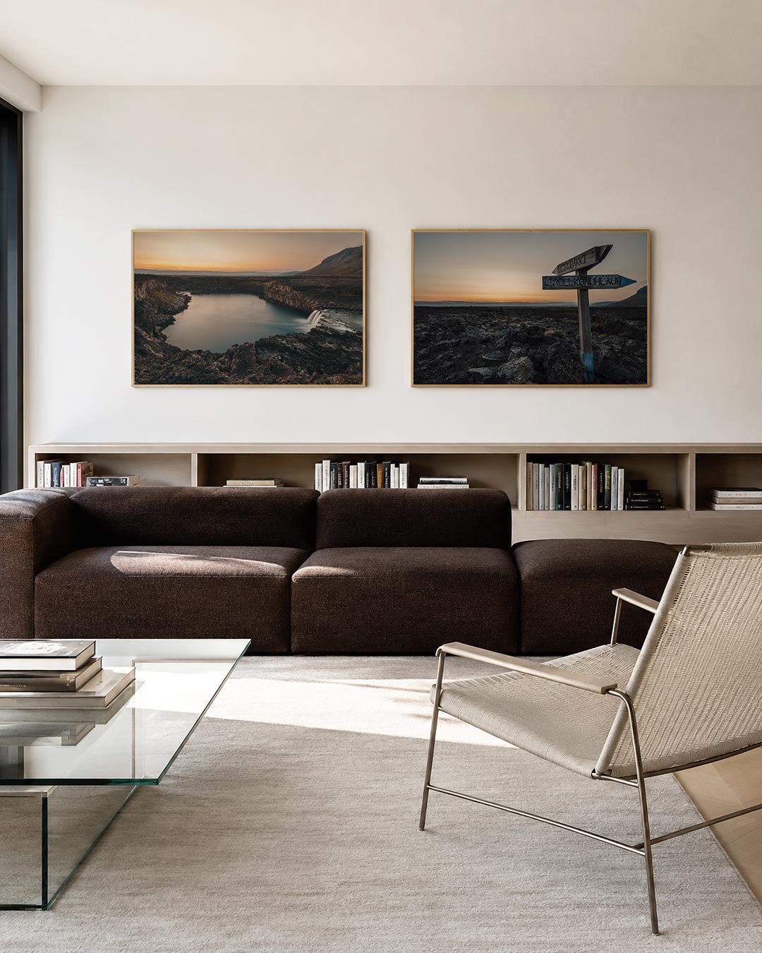 Interieur met liggend fotografisch tweeluik lavastroom bij avondlicht – Gerald Emming