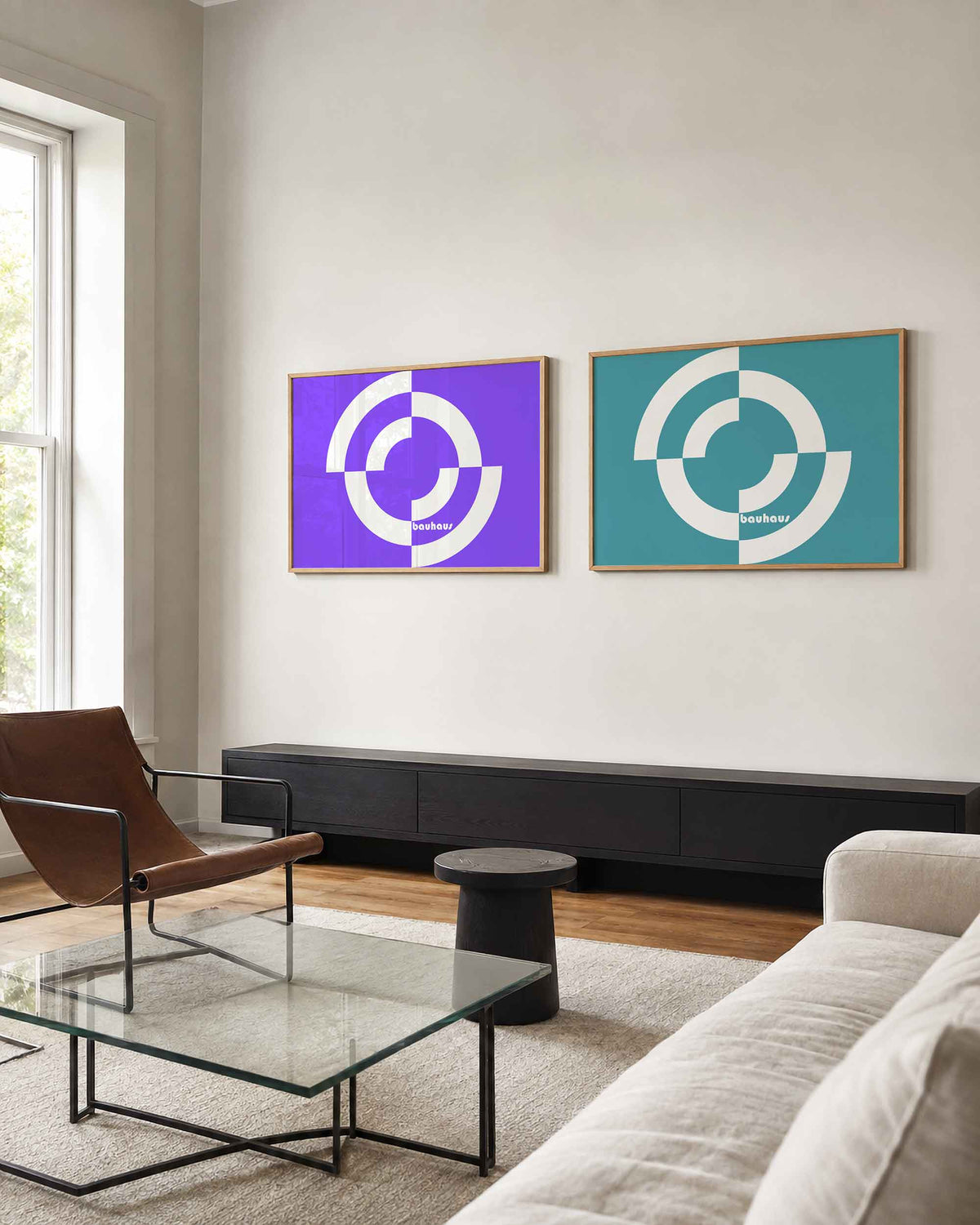 Interieurmockup van tweedelige landscape-posterset met witte cirkels op paars en turkoois