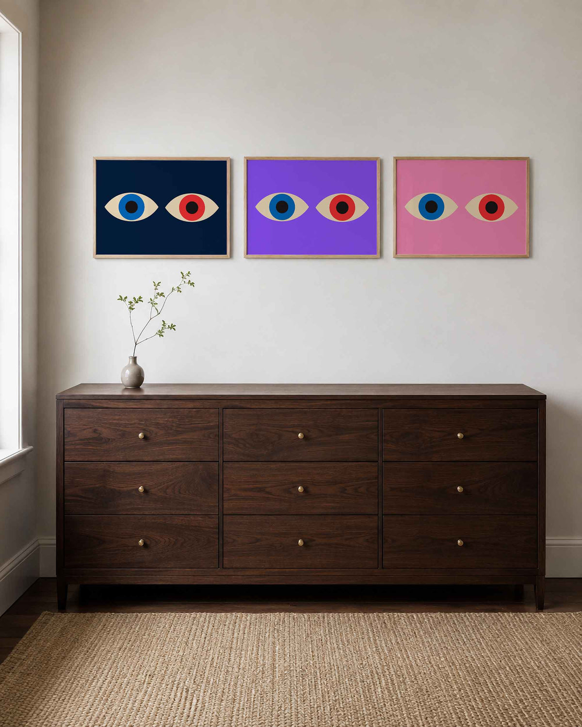 Interieurmockup van drieluik landscape-posterset met ogen in kleurvlakken