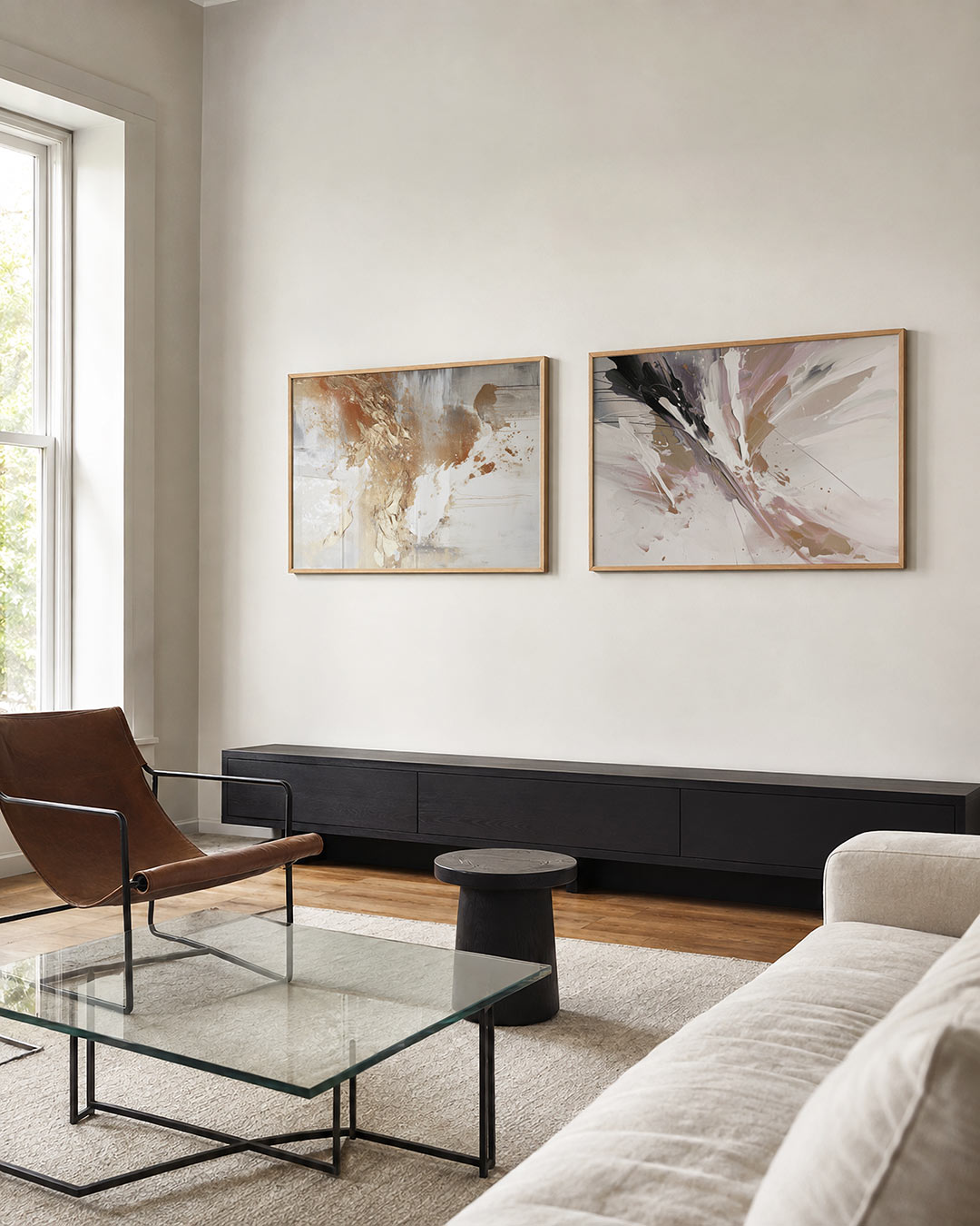 Twee liggende posters met goud en wit, met vloeiende lijnen en fijne texturen, aan de muur in een interieur