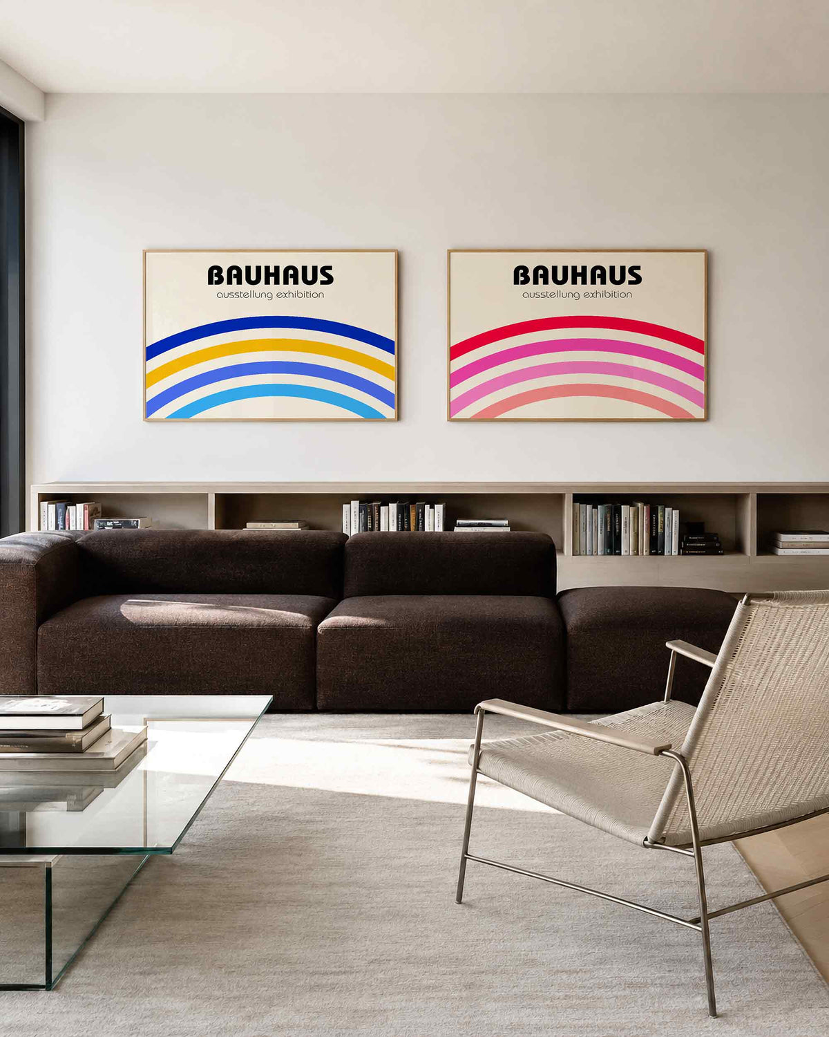 Interieurmockup van tweedelige landscape-posterset met kleurige bogen en tentoonstelling
