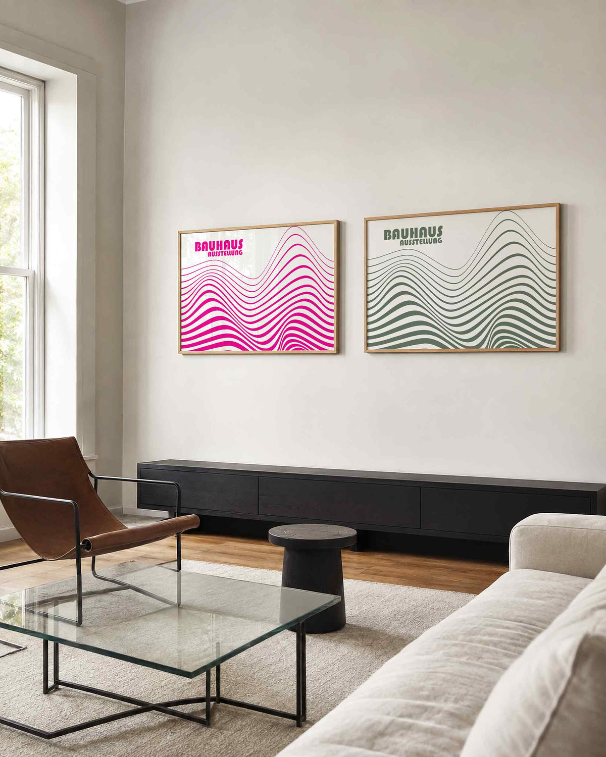 Interieurmockup van tweedelige landscape-posterset met golvende lijnen in roze en groen
