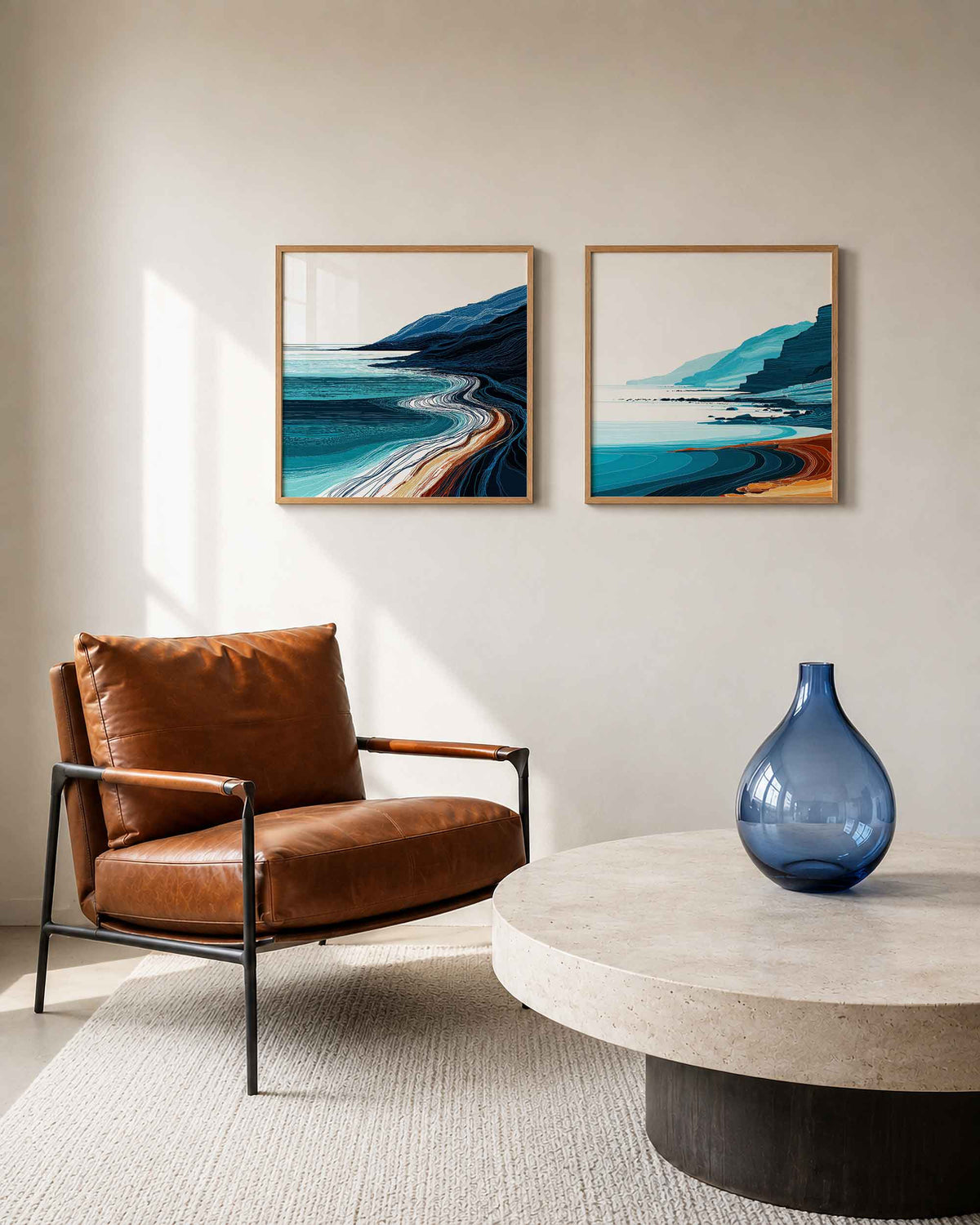 Interieurpresentatie van een tweedelige vierkante posterset met kustlandschap