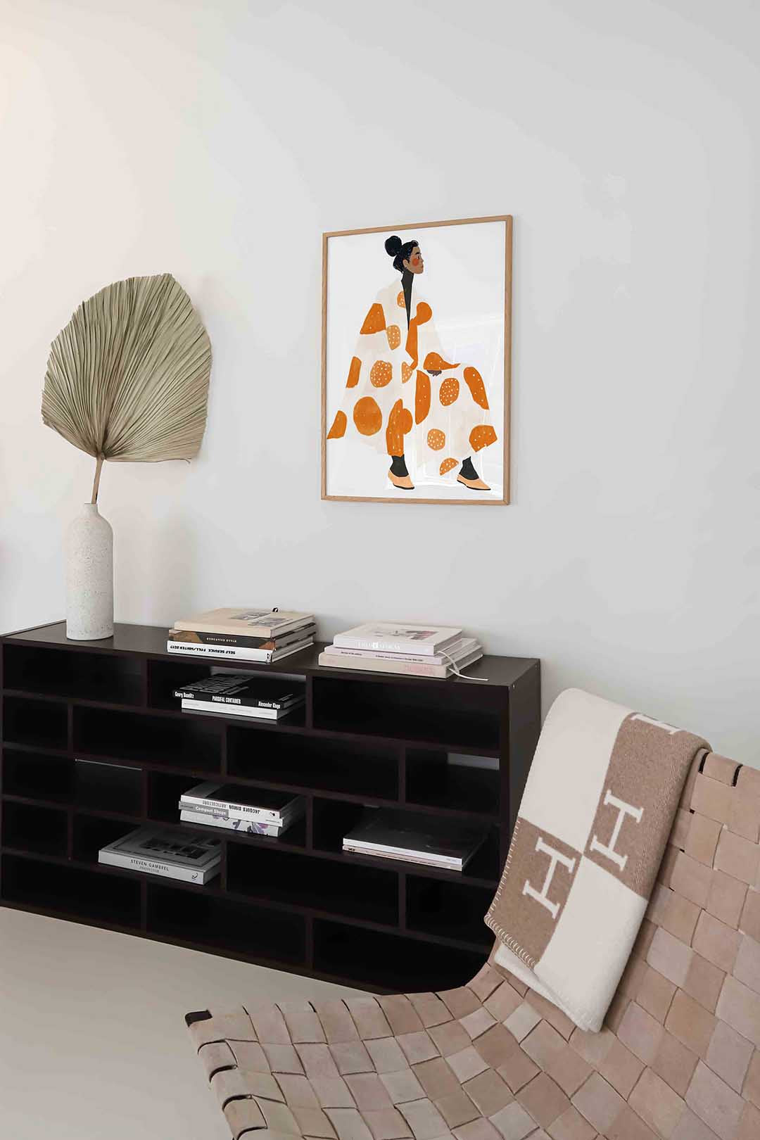 Vrouw in oranje en witte stippen Poster