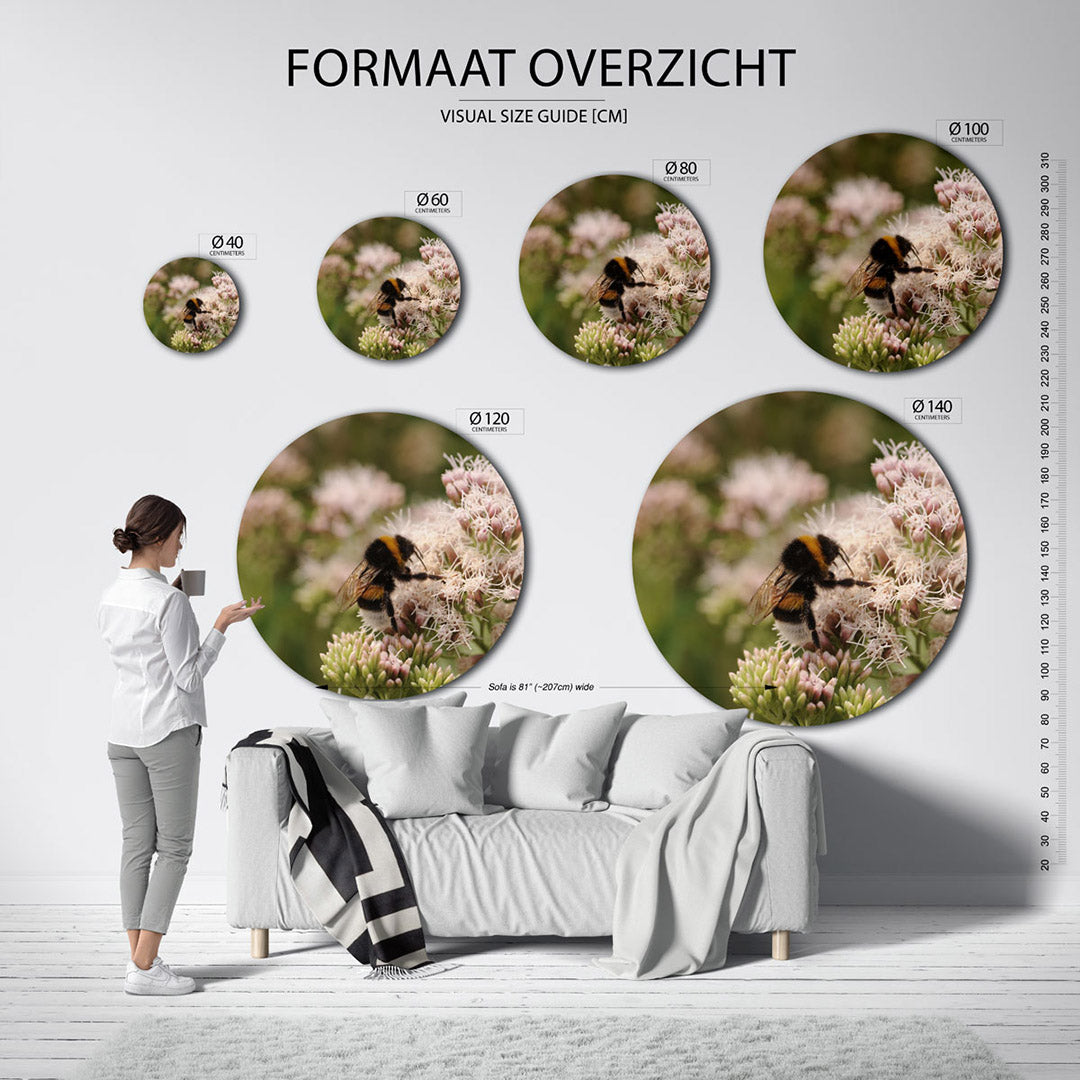 Bij op bloemen Muurcirkel