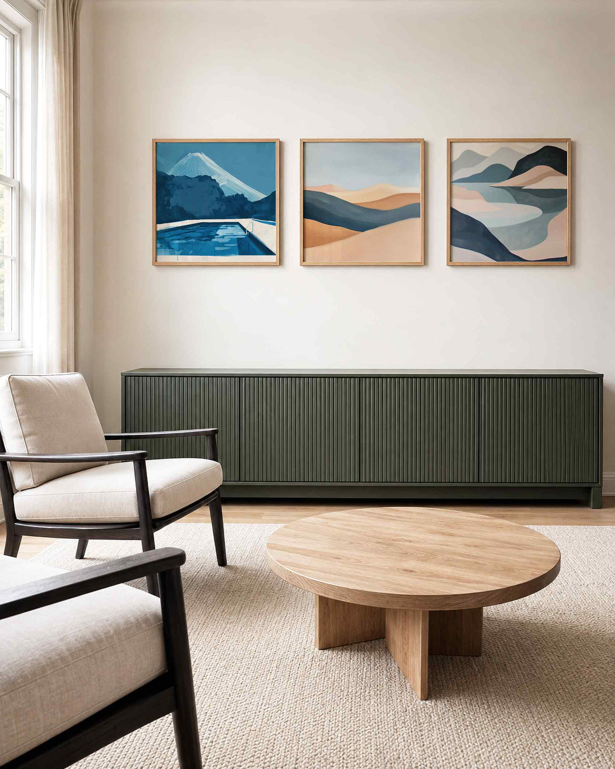 Interieurpresentatie van een driedelige vierkante posterset met berglandschappen