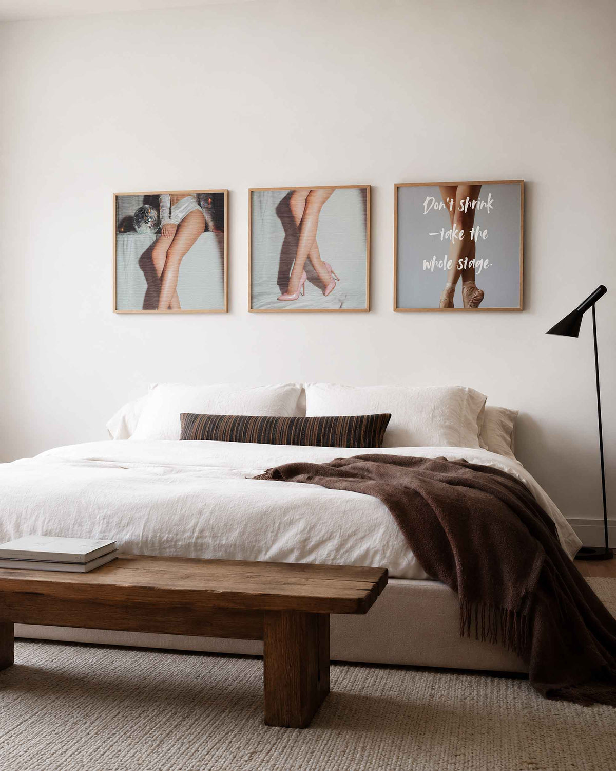 Interieurpresentatie van een driedelige vierkante posterset met mode en dans