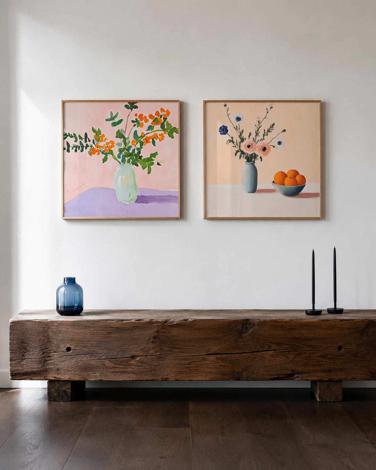 Interieurpresentatie van een tweedelige vierkante posterset met bloemen en sinaasappels