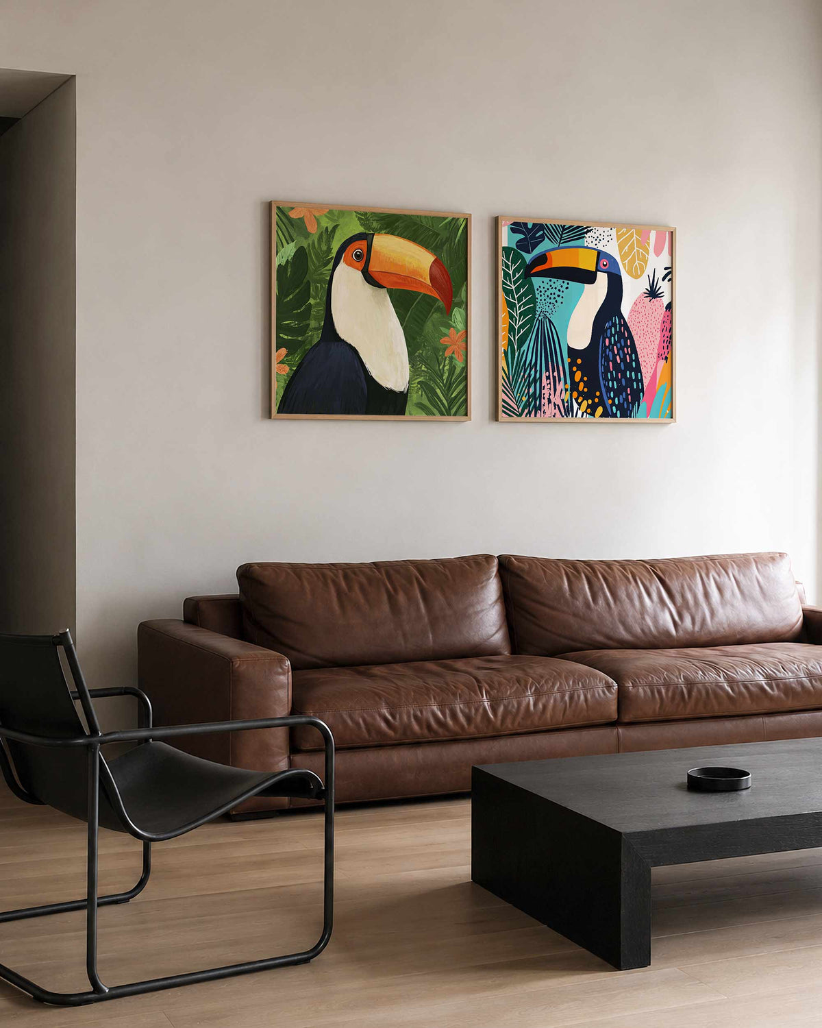 Interieurpresentatie van een tweedelige vierkante posterset met toekans in tropisch groen