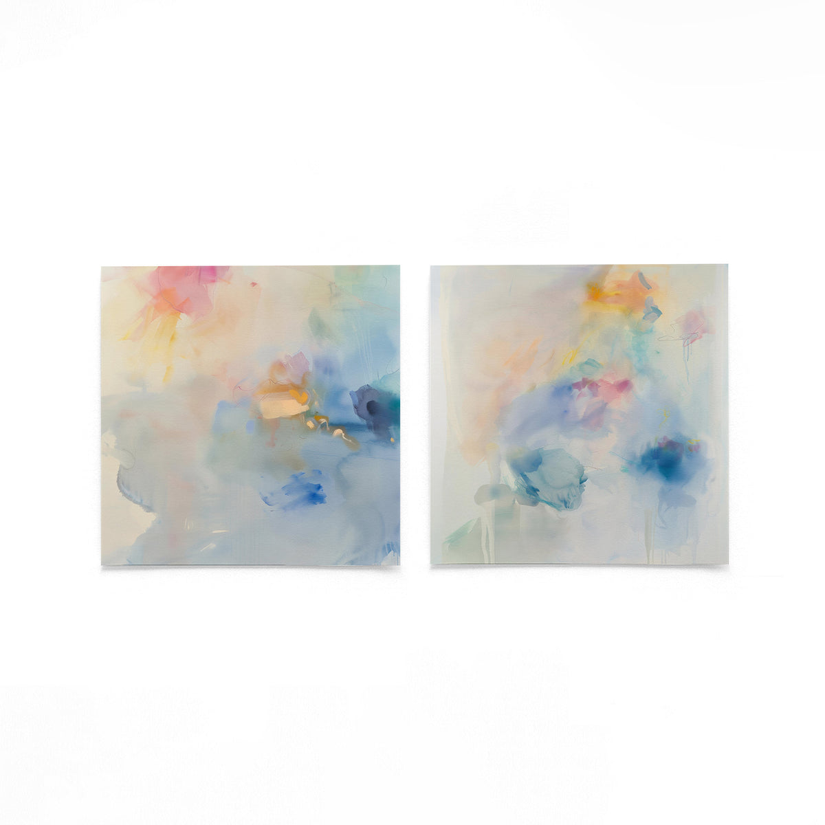 Twee vierkante posters met pastelkleurige penseelstreken op een gebroken witte achtergrond