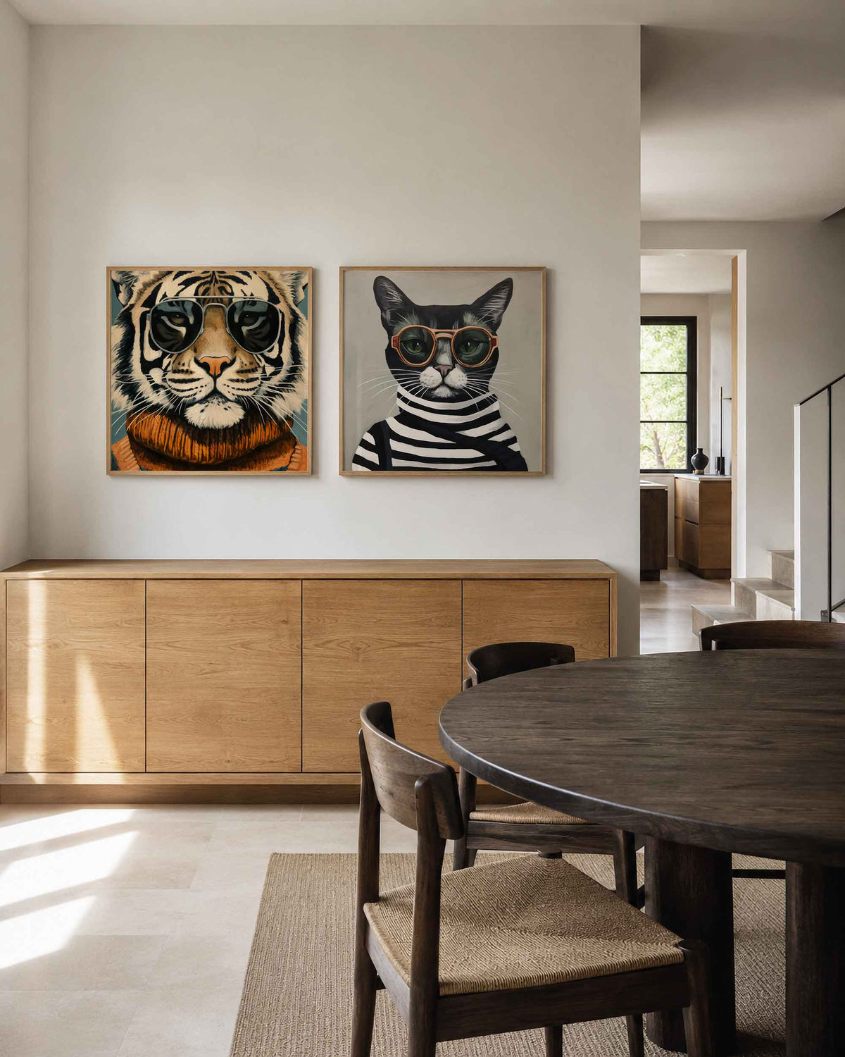 Interieurpresentatie van een tweedelige vierkante posterset met tijger en kat