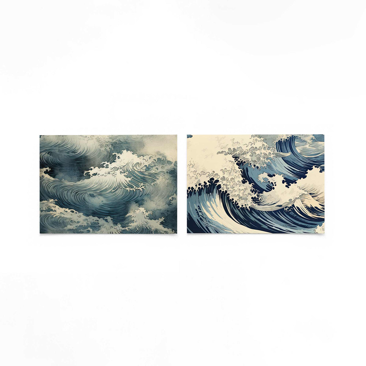 Twee liggende posters met golven in blauw en wit op een gebroken witte achtergrond