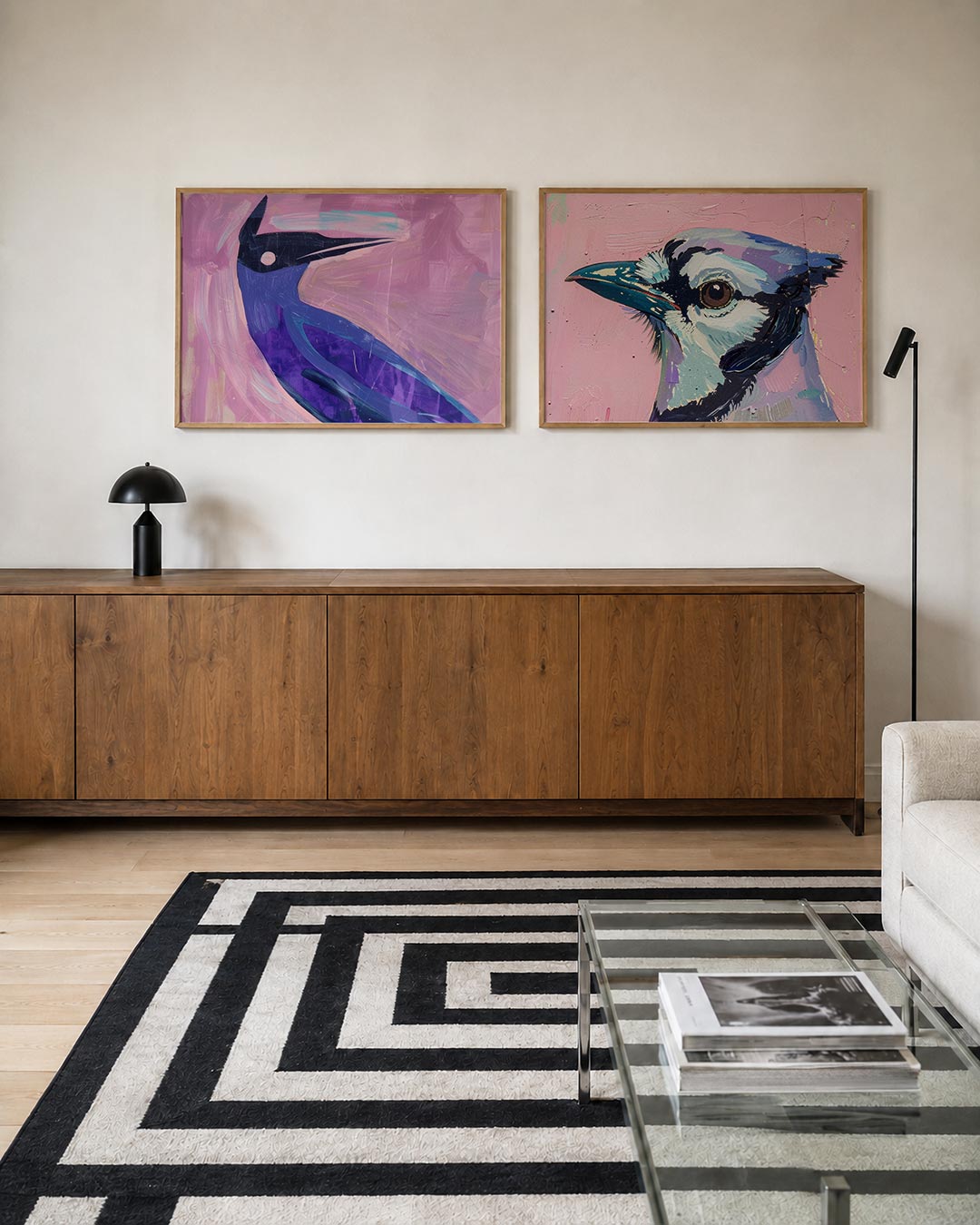 Tweedelige posterset met een dynamische compositie met een vorm in blauw en paars, getoond in een interieur
