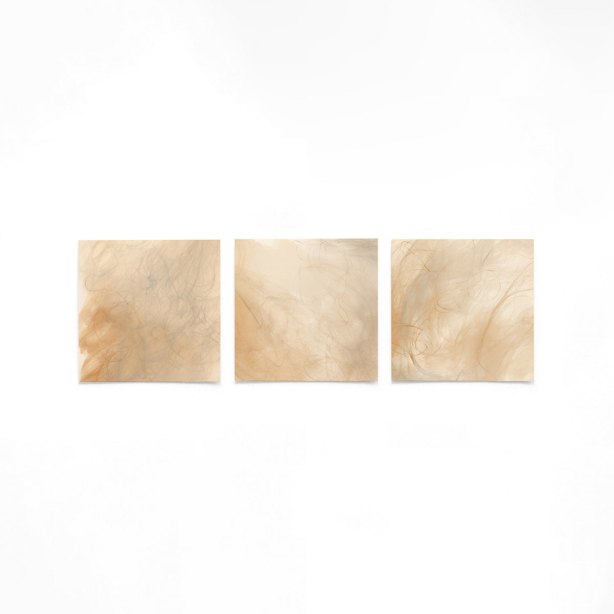 Drie vierkante posters met beige abstracte lijnen op een gebroken witte achtergrond