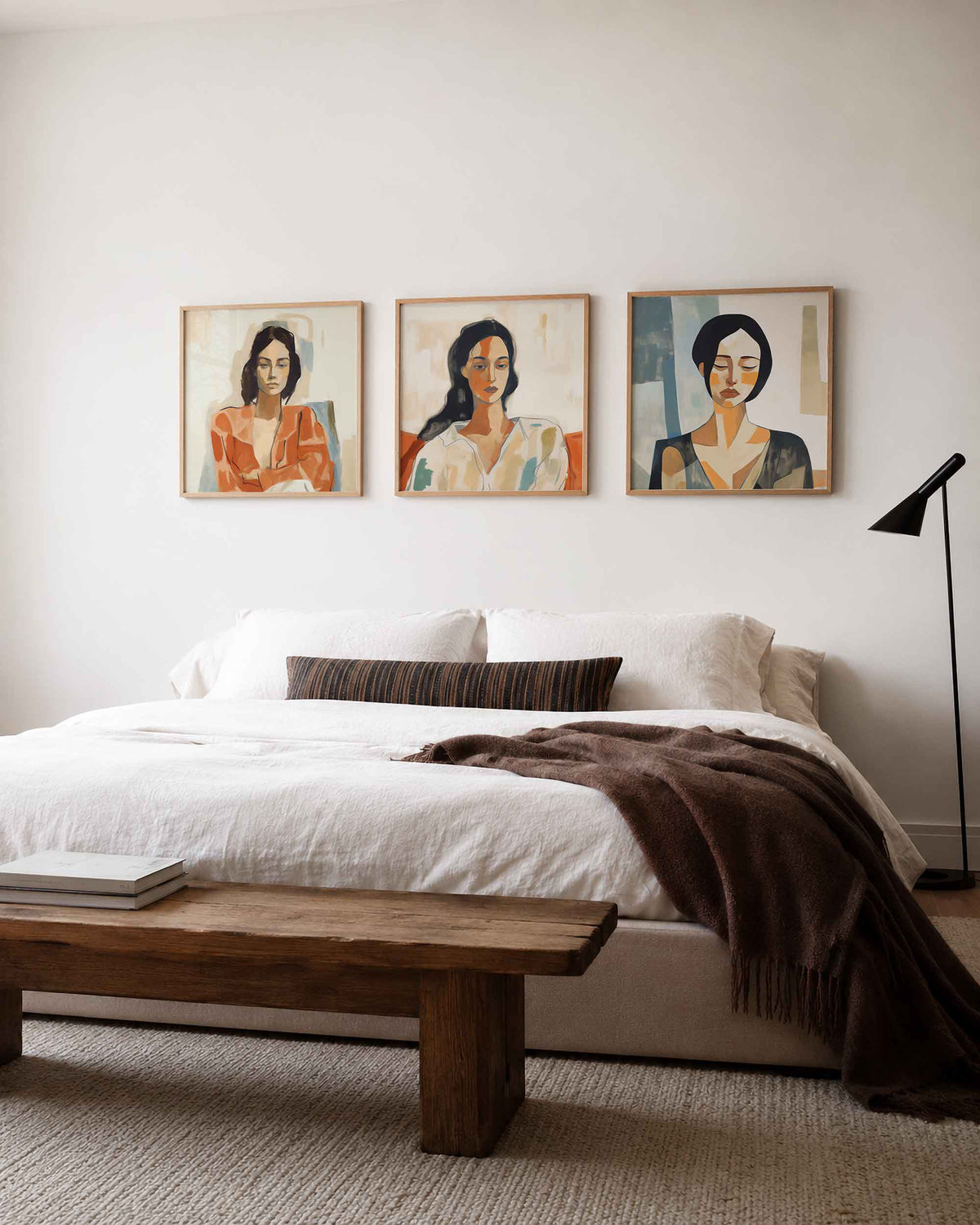 Interieurpresentatie van een driedelige vierkante posterset met abstracte vrouwenportretten