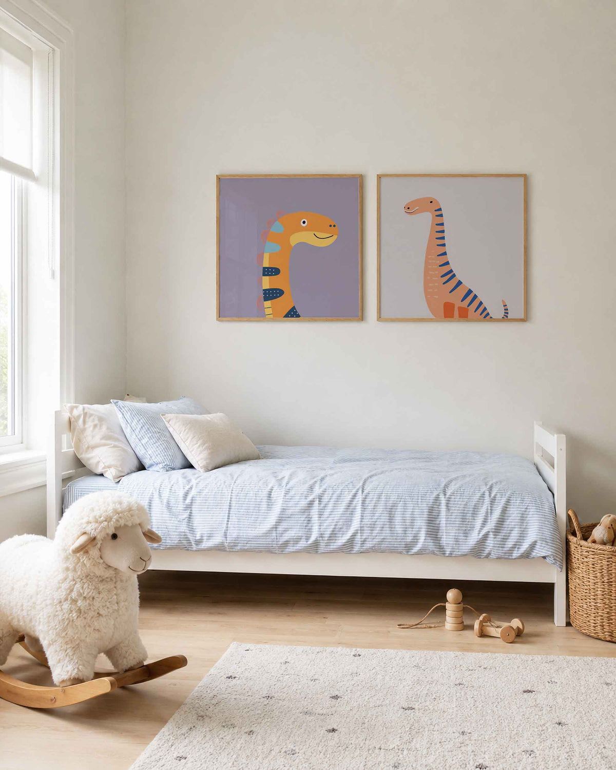 Interieurpresentatie van een tweedelige vierkante posterset met vrolijke dinosaurussen