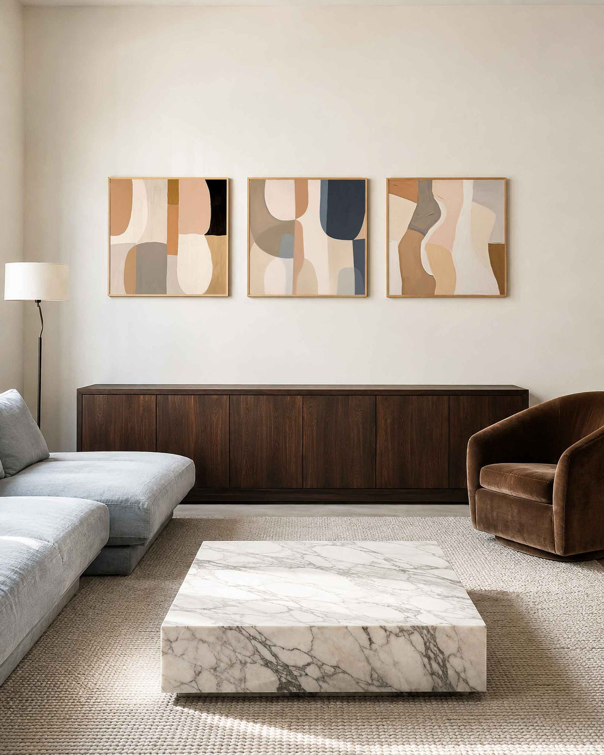 Interieurpresentatie van een driedelige vierkante posterset met abstracte vormen