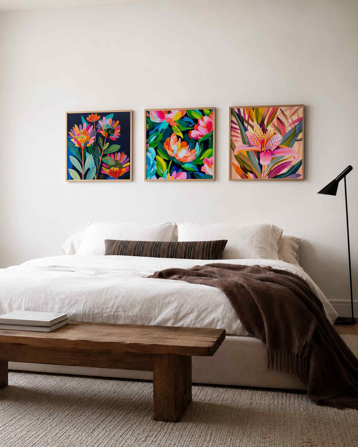 Interieurpresentatie van een driedelige vierkante posterset met kleurrijke bloemen