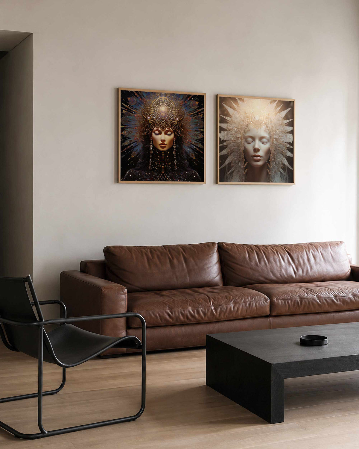 Interieurpresentatie van een tweedelige vierkante posterset met goddessportretten