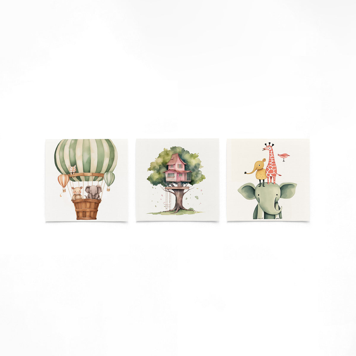 Drie vierkante posters met dieren en avontuur op een gebroken witte achtergrond