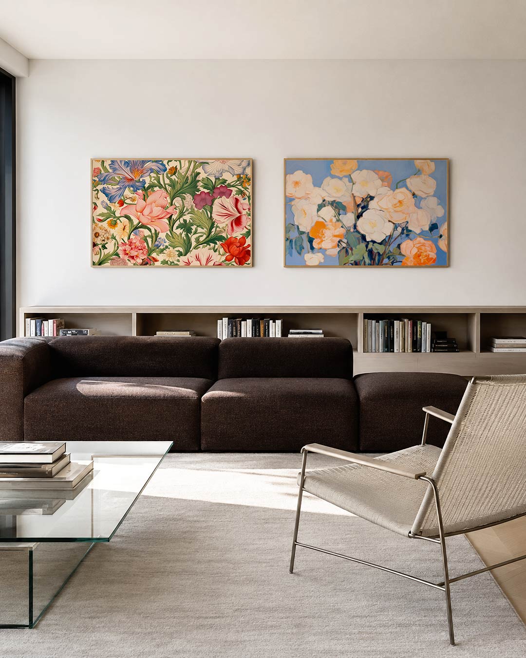 Tweedelige posterset met een weelderige verzameling bloemen in levendige tinten, getoond in een interieur