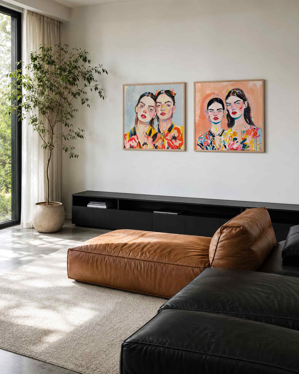 Interieurpresentatie van een tweedelige vierkante posterset met vrouwenportretten