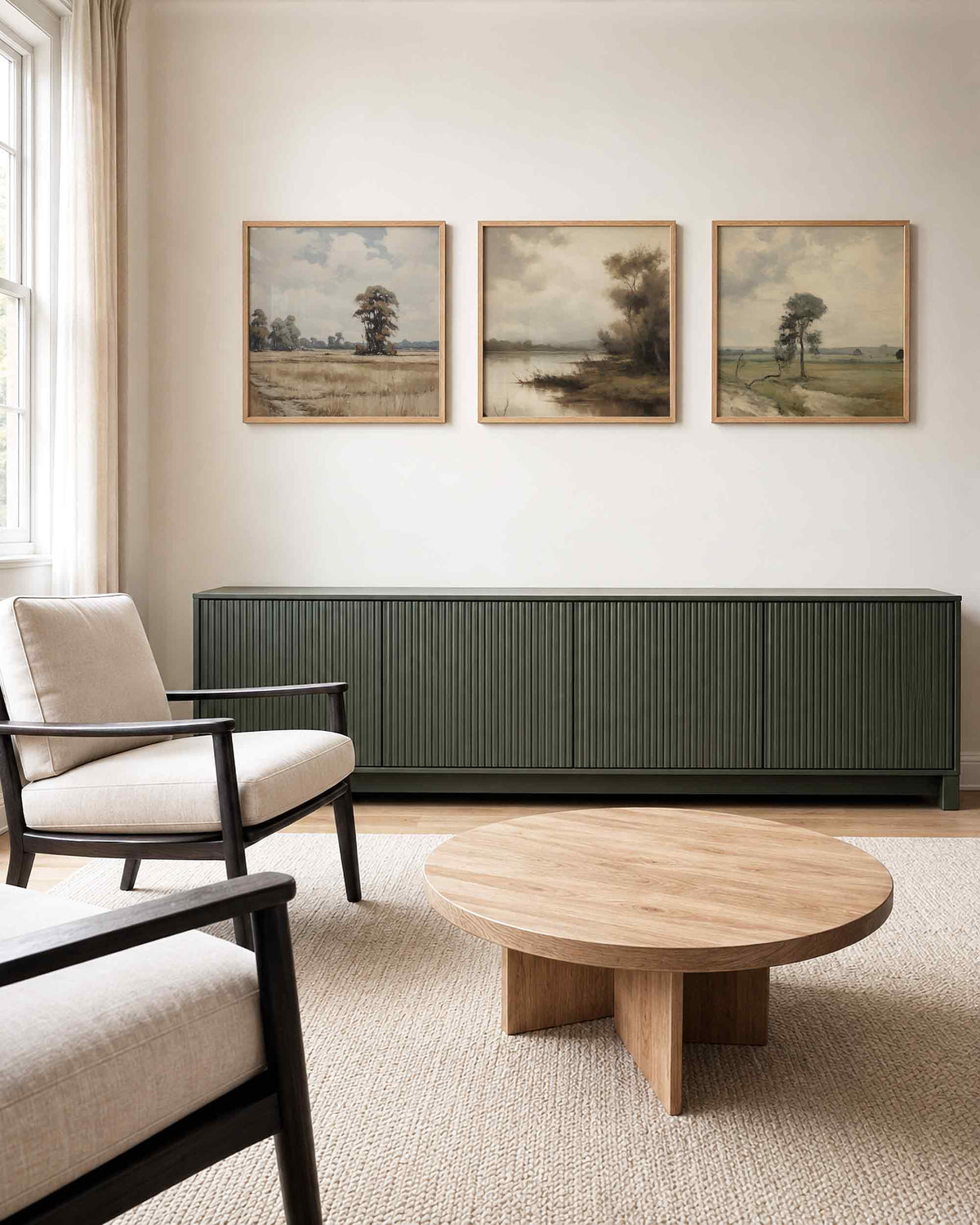 Interieurpresentatie van een driedelige vierkante posterset met boomrijk landschap