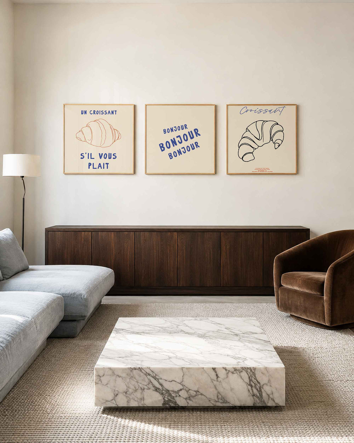 Interieurpresentatie van een driedelige vierkante posterset met croissant tekst