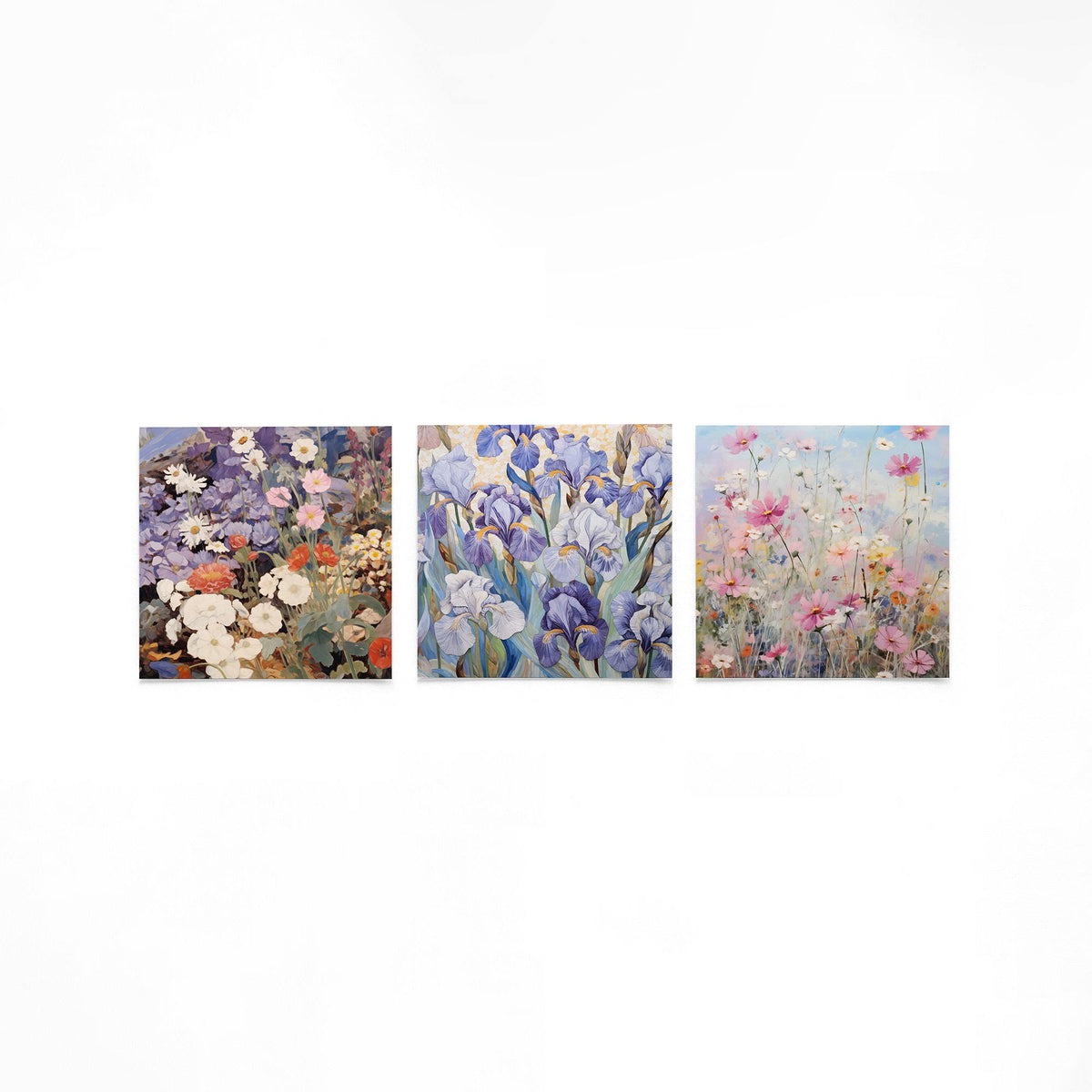 Drie vierkante posters met bloemen in paars roze op een gebroken witte achtergrond