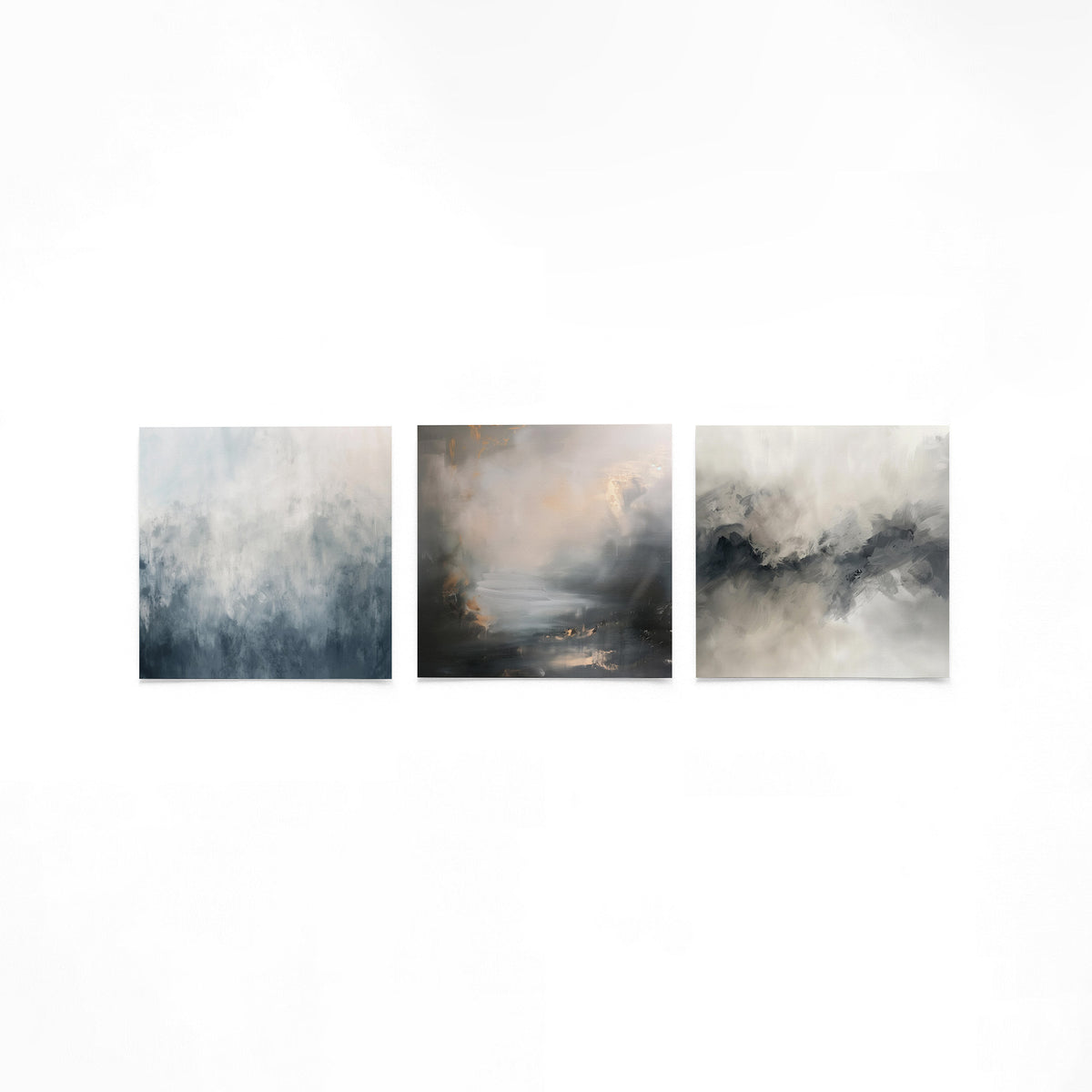 Drie vierkante posters met abstracte grijstinten op een gebroken witte achtergrond