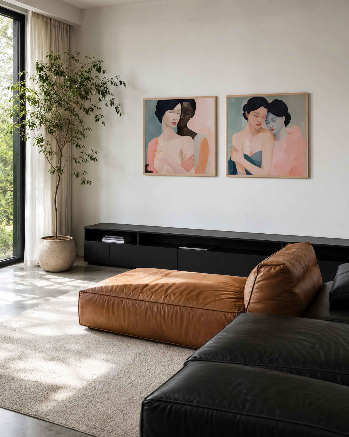 Interieurpresentatie van een tweedelige vierkante posterset met omhelzende vrouwen