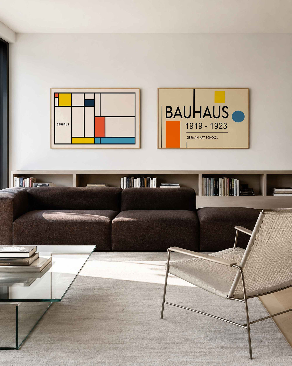 Interieurmockup van tweedelige landscape-posterset met kleurvlakken en bauhausletters