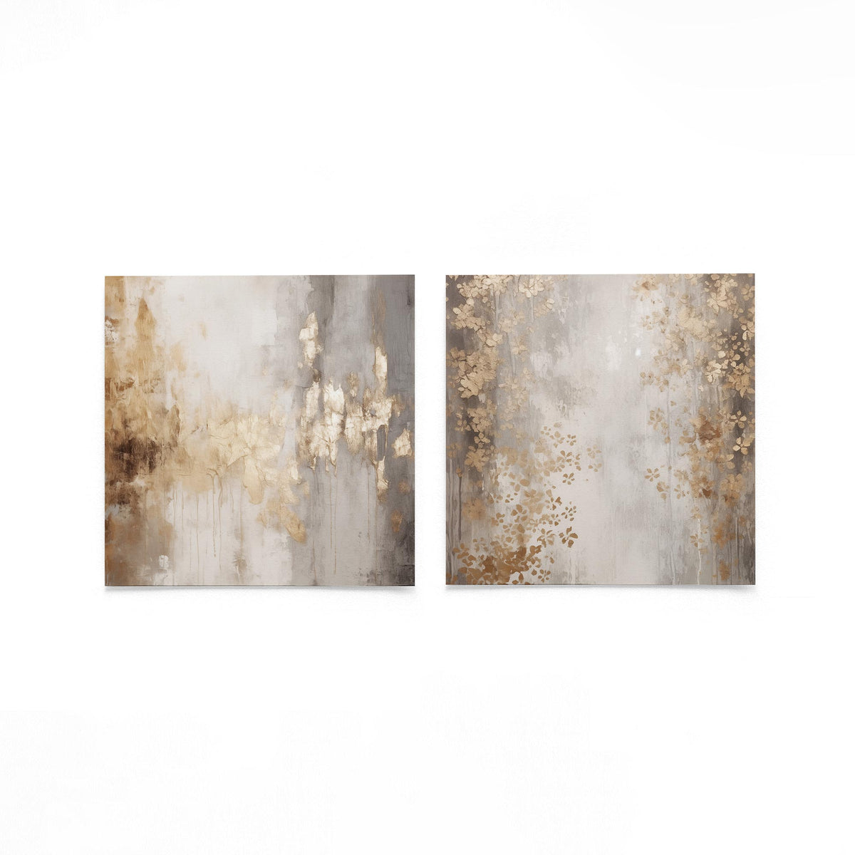 Twee vierkante posters met goudkleurige verfvakken op een gebroken witte achtergrond