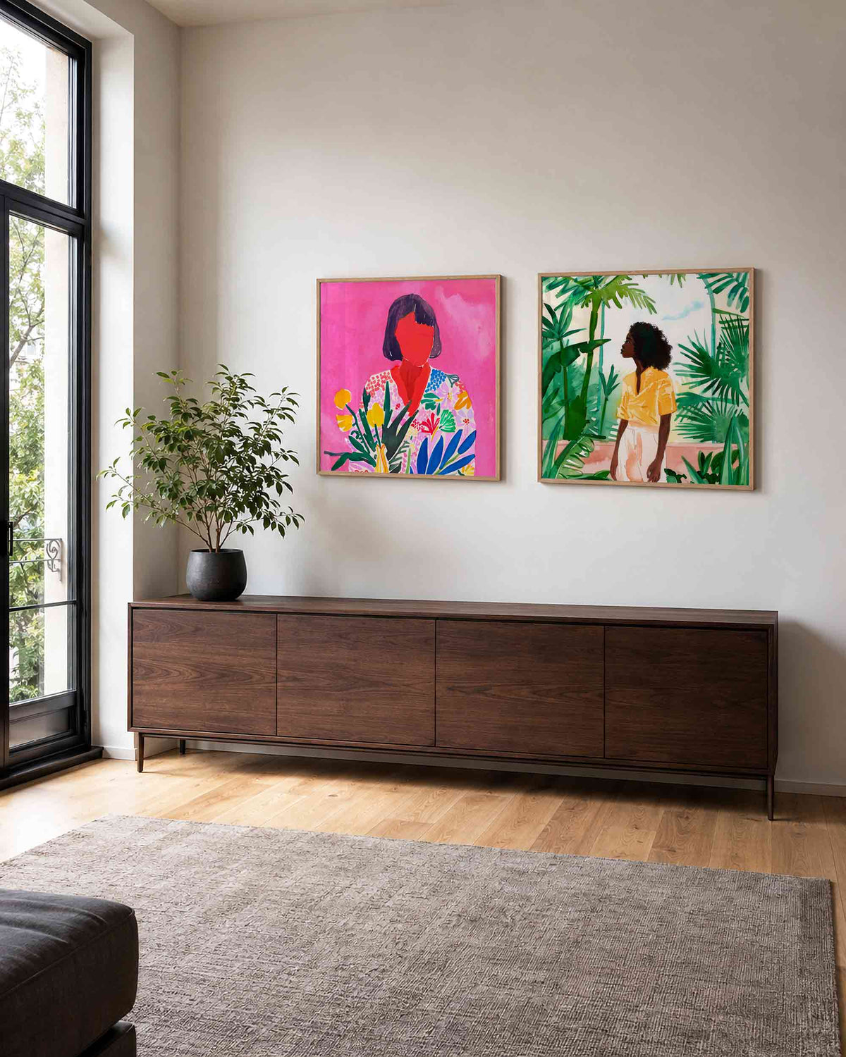 Interieurpresentatie van een tweedelige vierkante posterset met vrouwenportretten