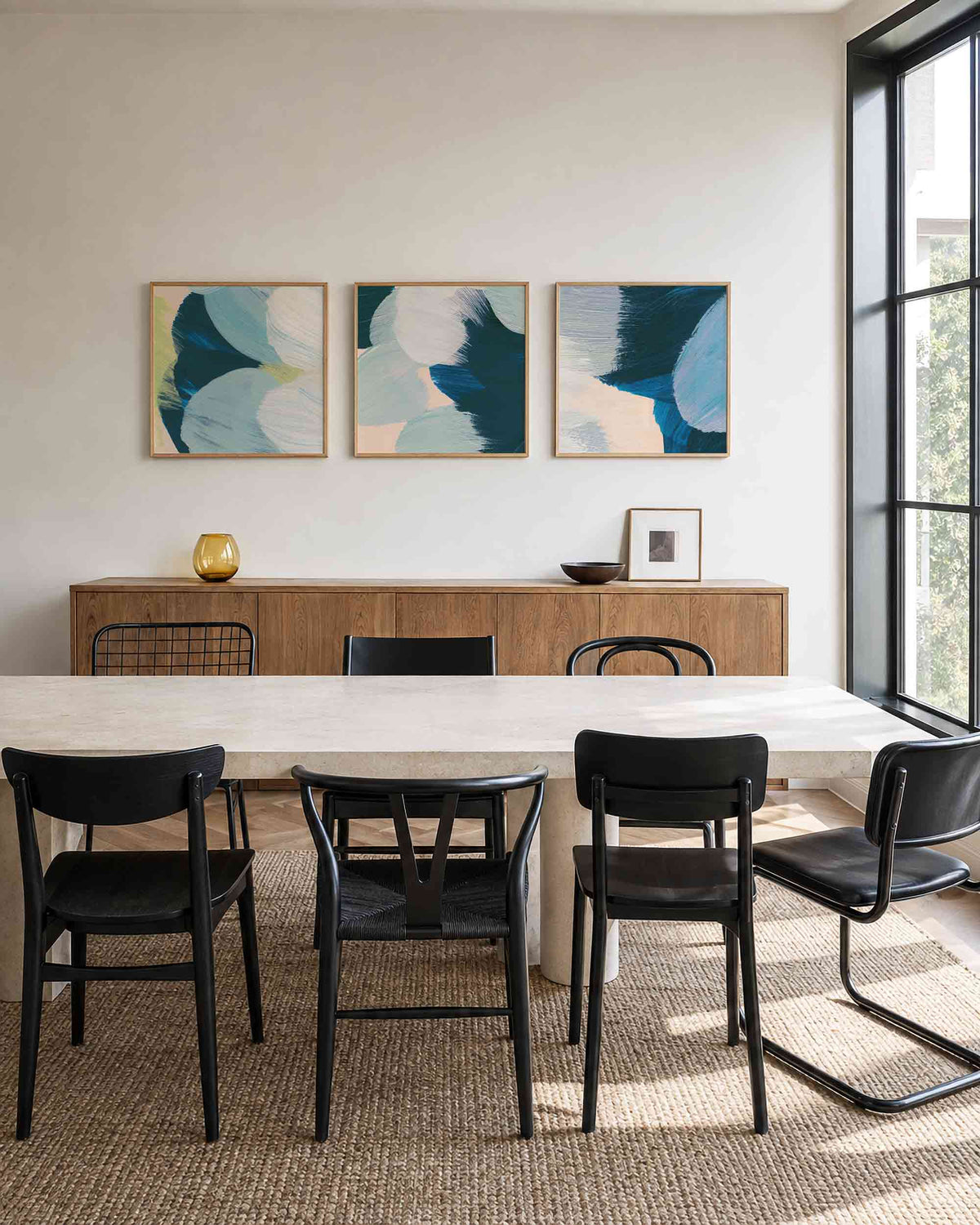 Interieurpresentatie van een driedelige vierkante posterset met abstracte blauwe vormen