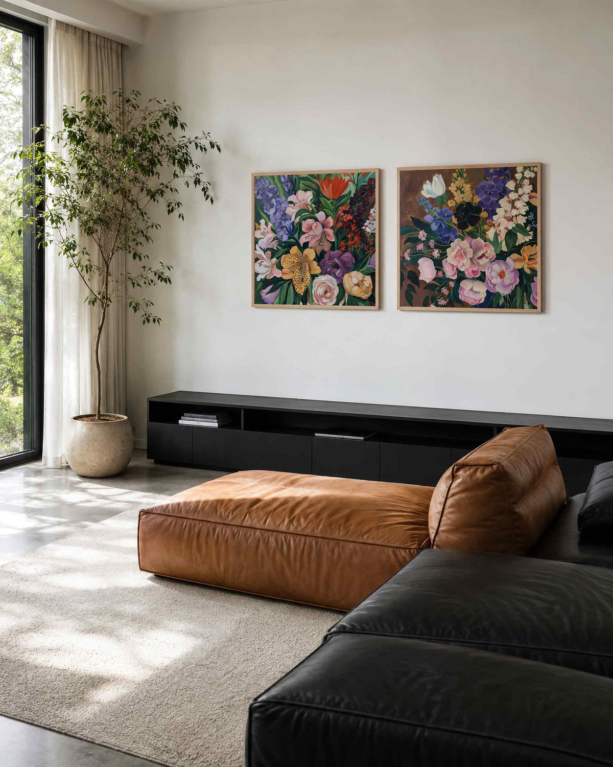 Interieurpresentatie van een tweedelige vierkante posterset met kleurrijke bloemen