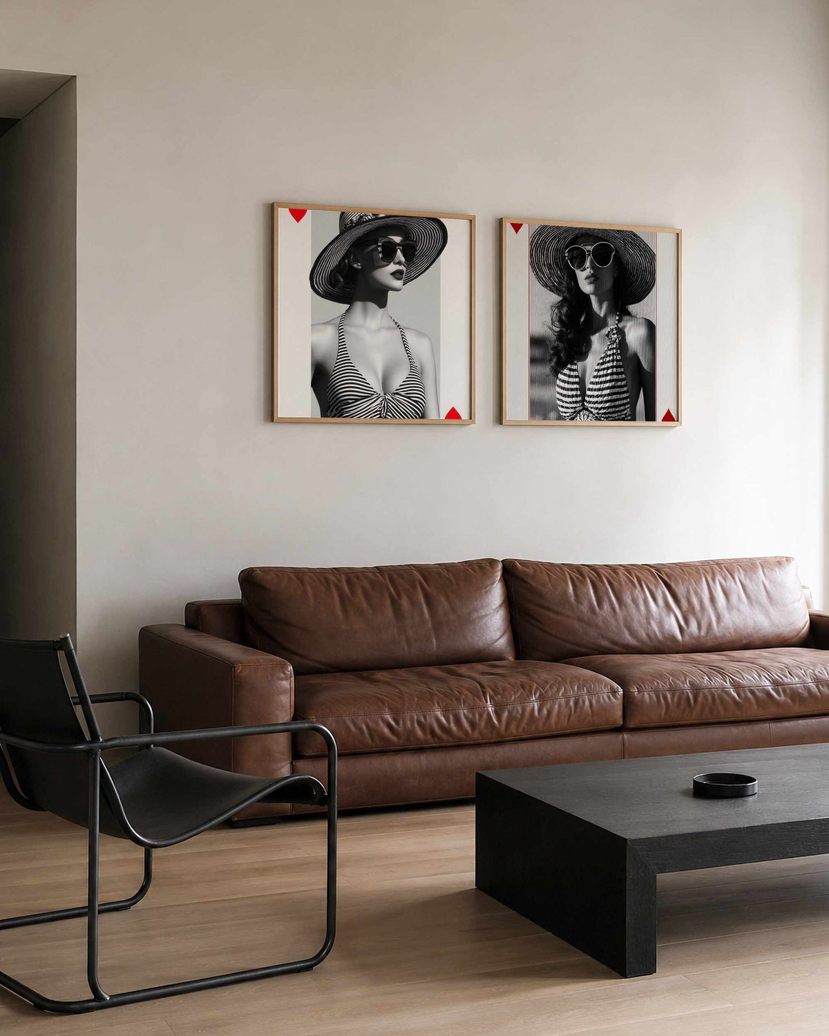 Interieurpresentatie van een tweedelige vierkante posterset met zomermode dames