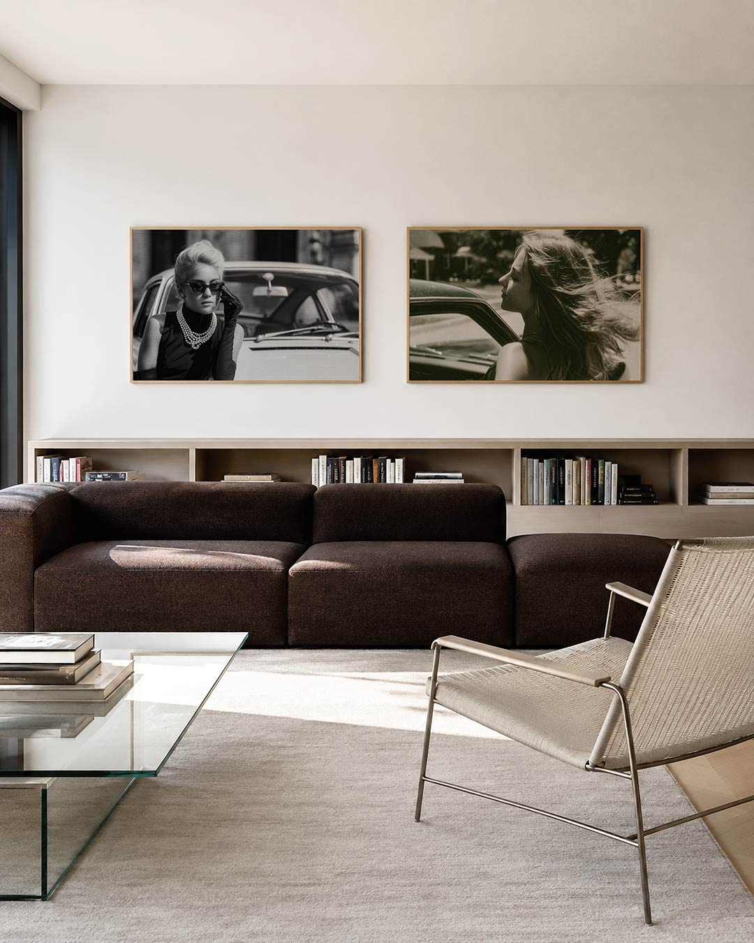 Tweedelige posterset met donkere tinten en een rustige visuele opbouw, getoond in een interieur