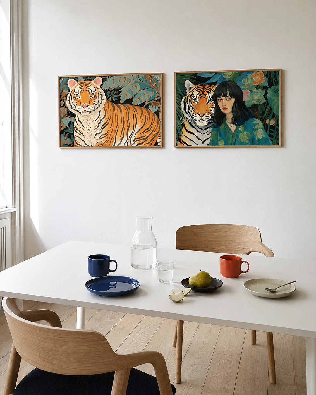 Tweedelige posterset met een levendige tijger met oranje en zwarte strepen, getoond in een interieur