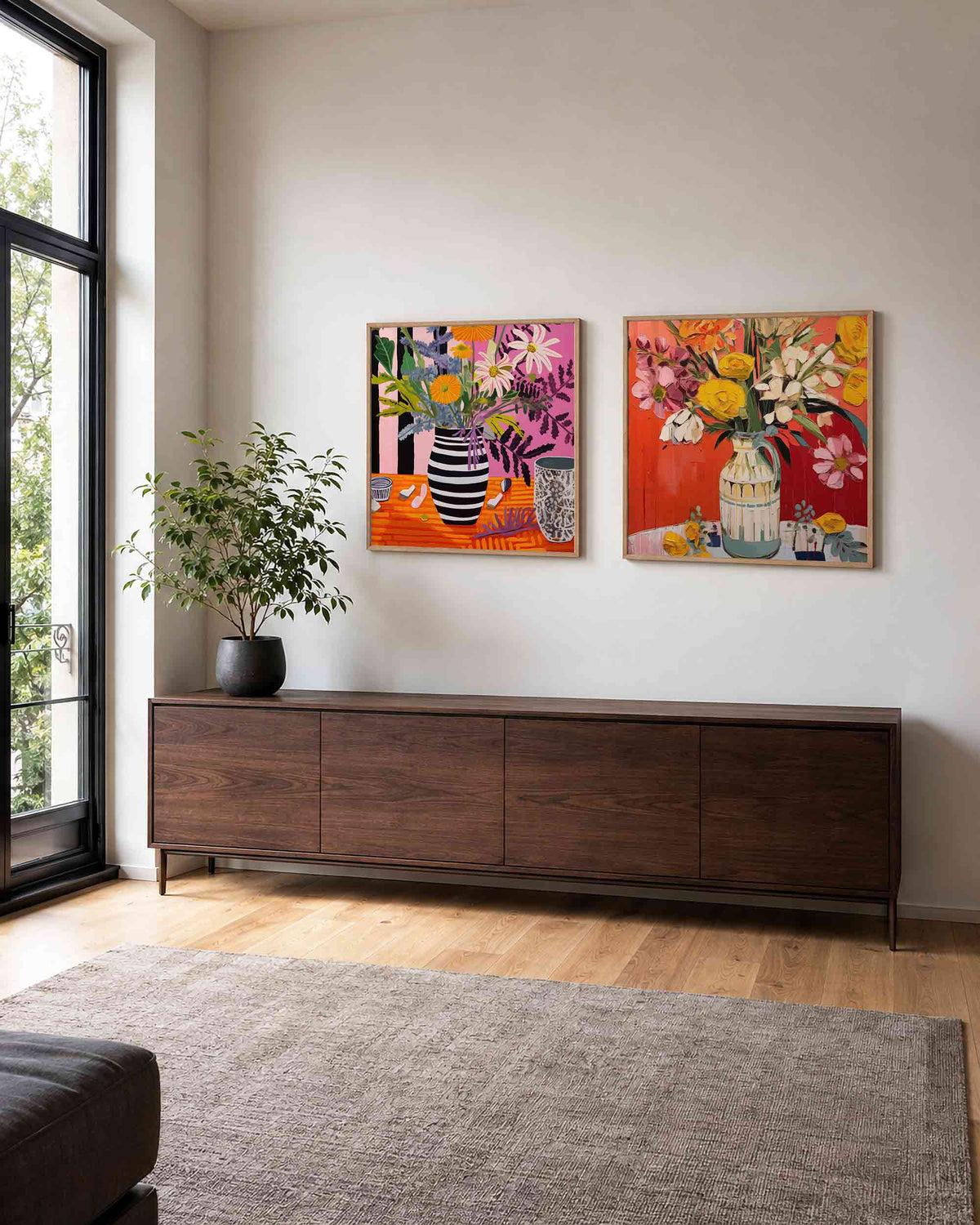 Interieurpresentatie van een tweedelige vierkante posterset met bloemen in vazen