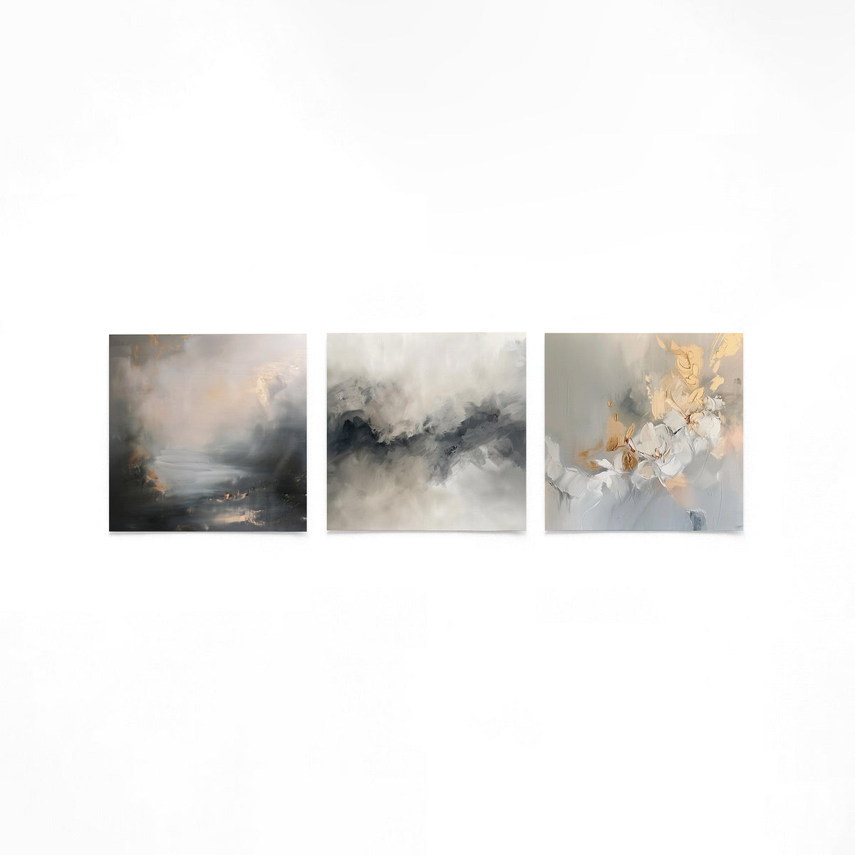 Drie vierkante posters met abstracte bloemenschilderijen op een gebroken witte achtergrond
