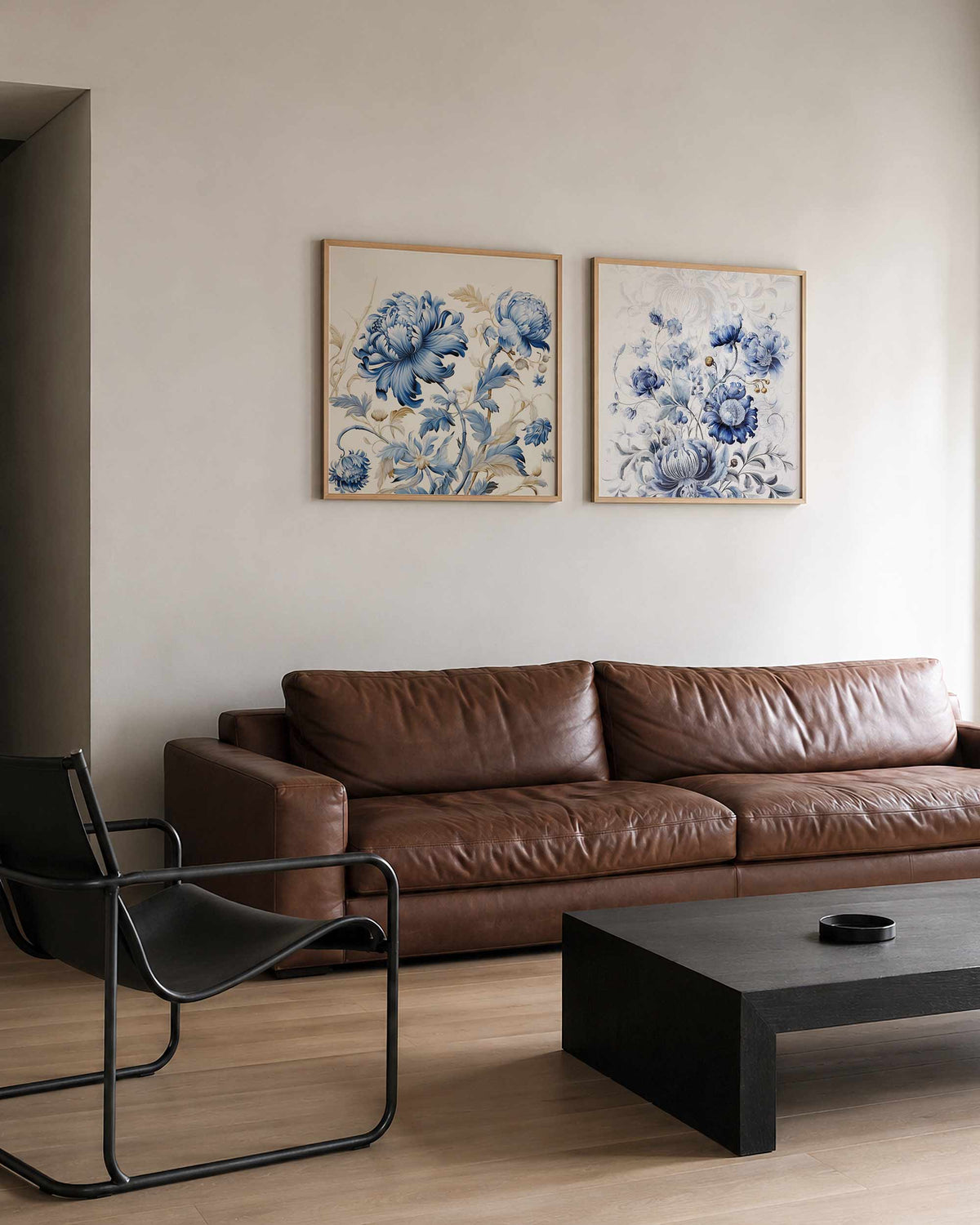 Interieurpresentatie van een tweedelige vierkante posterset met blauwe bloemen