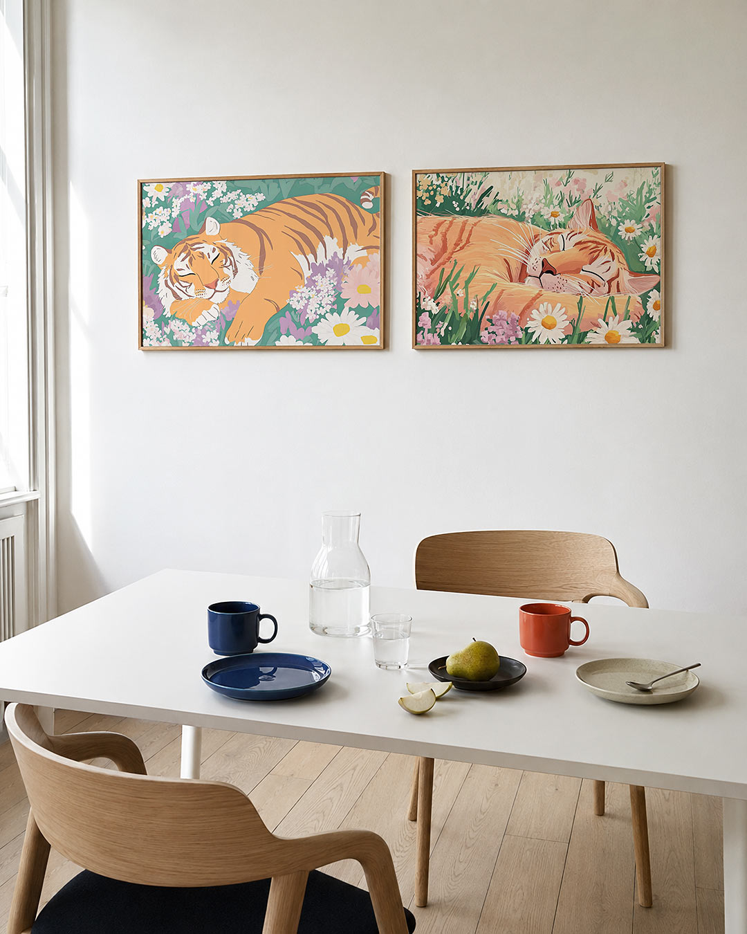 Tweedelige posterset met een slapende tijger omringd door kleurrijke bloemen, getoond in een interieur